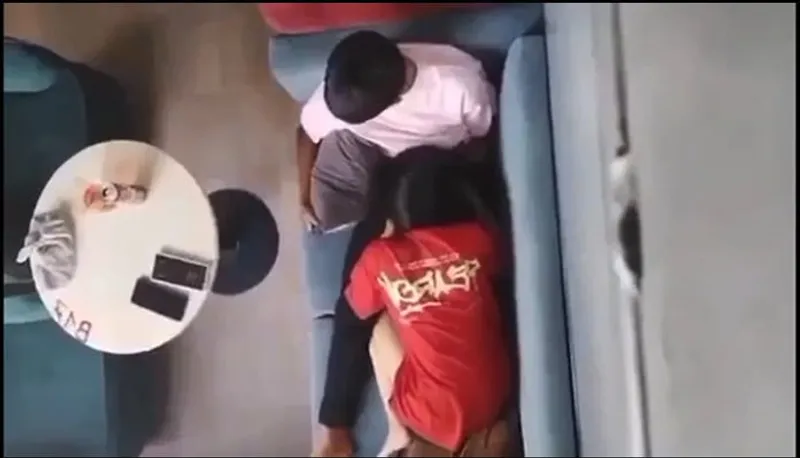 Quay lén người yêu liếm mút cho gấu nơi công cộng