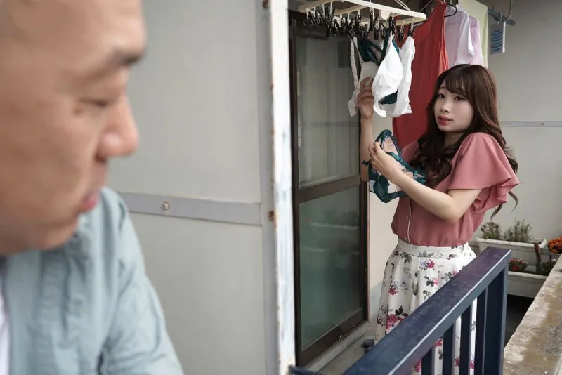 Gã nhà cạnh bên chuyên soi mói và cặp người vợ gã chồng thường xuyên rên la quá to