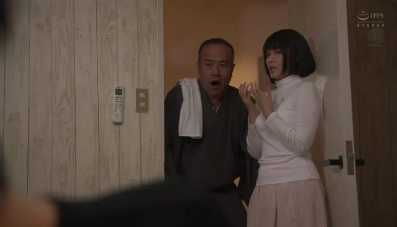 Bố chồng yêu gài bẫy vợ của con trai để tống tình mỗi ngày