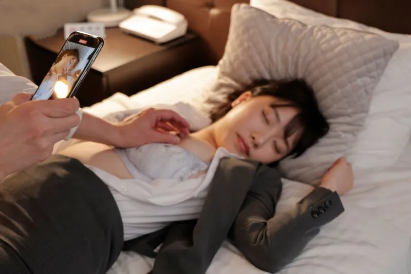 Chuyến công tác với kẻ vang danh quấy rối ở công ty, cô gái bị chuốc thuốc ngủ