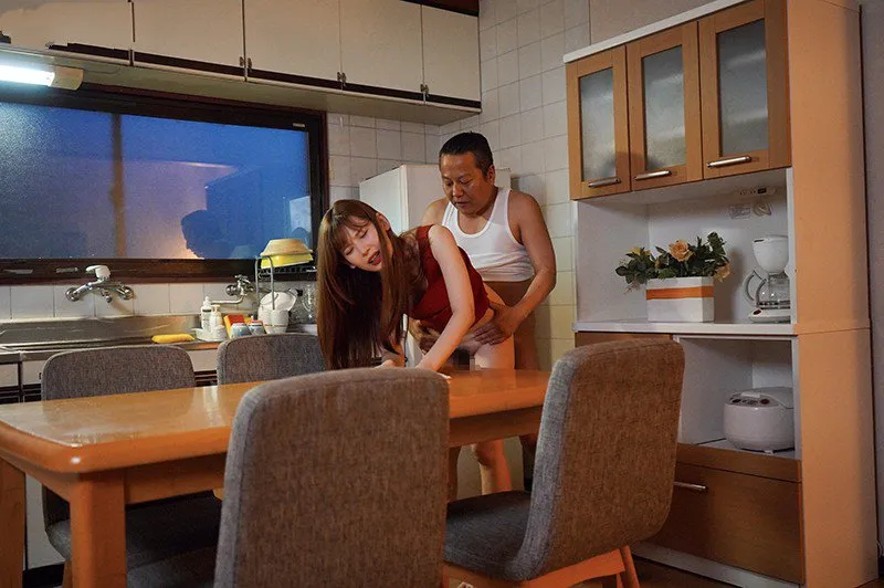 Con chim nhỏ bị chồng mới của mẹ chịch mỗi ngày, cho dù đã có người yêu