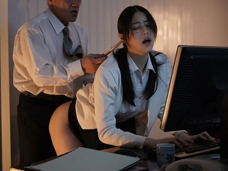 Cô nhân viên thiếu thốn "tình cảm" và tên quản lý già may mắn