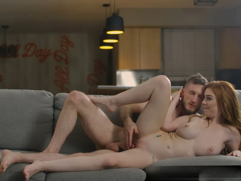 đang tăng ca mà em người yêu cứ dùng cô bé dụ tôi doggy cùng em